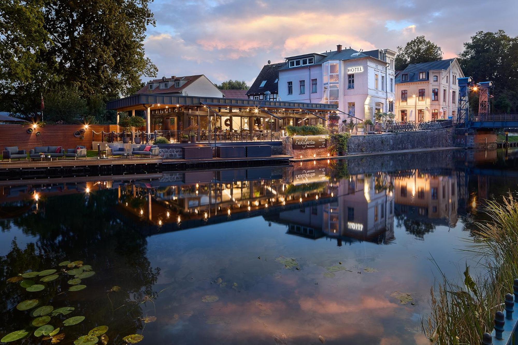 Hotel & Restaurant Fackelgarten Plau Am See Bagian luar foto